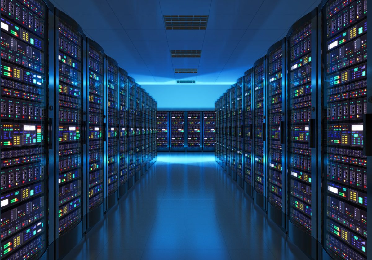 Corredor de data center com racks de servidores iluminados em azul