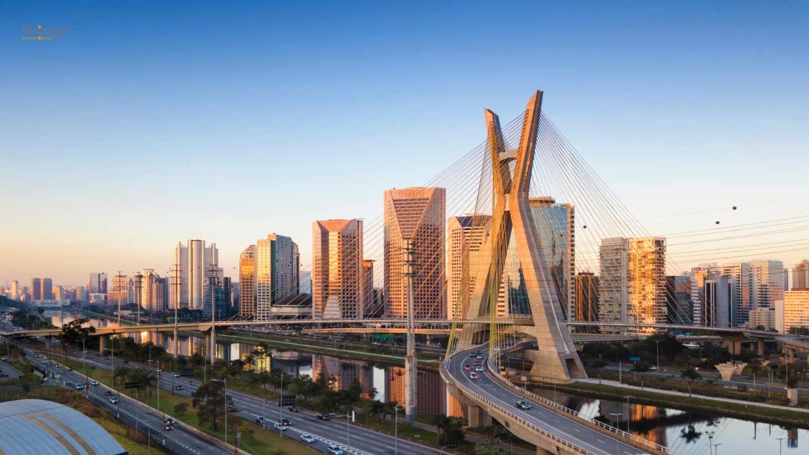 Ponte Estaiada Octávio Frias de Oliveira e o skyline de São Paulo ao entardecer